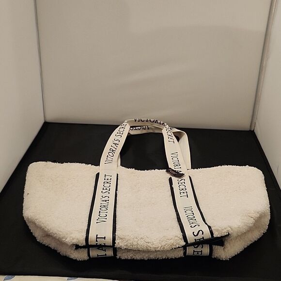 BRAND NEW VICTORIA'S SECRET LARGE TOTE BAG COZY PLUSH SHERPA FLEECE - Picture 5 of 12